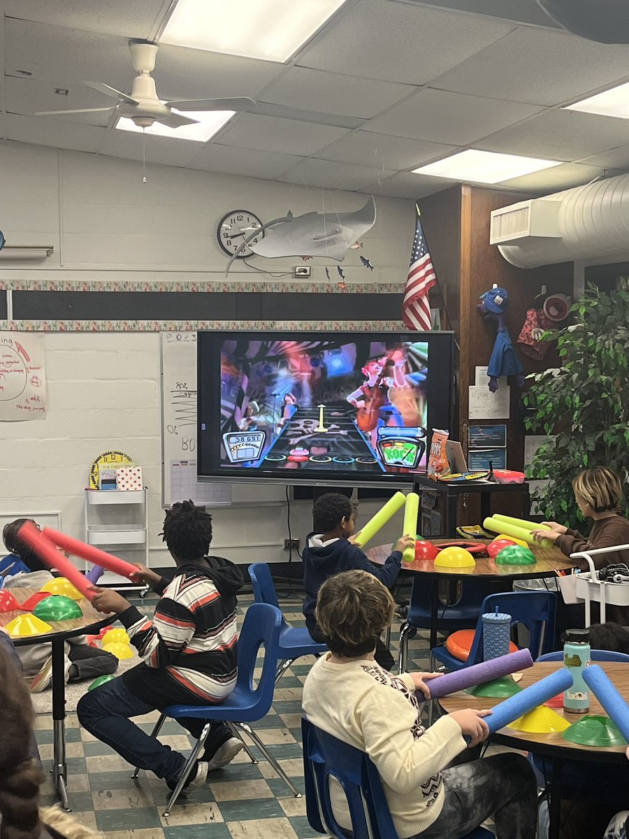 Holy_Connolly's tweet photo. Today in PE my 3rd-5th graders combined Guitar hero + Cardio drumming inside the classroom. Thanks @CoachBrum for the Active Classroom training and online resources for this lesson! https://t.co/JW7nDFyzGV