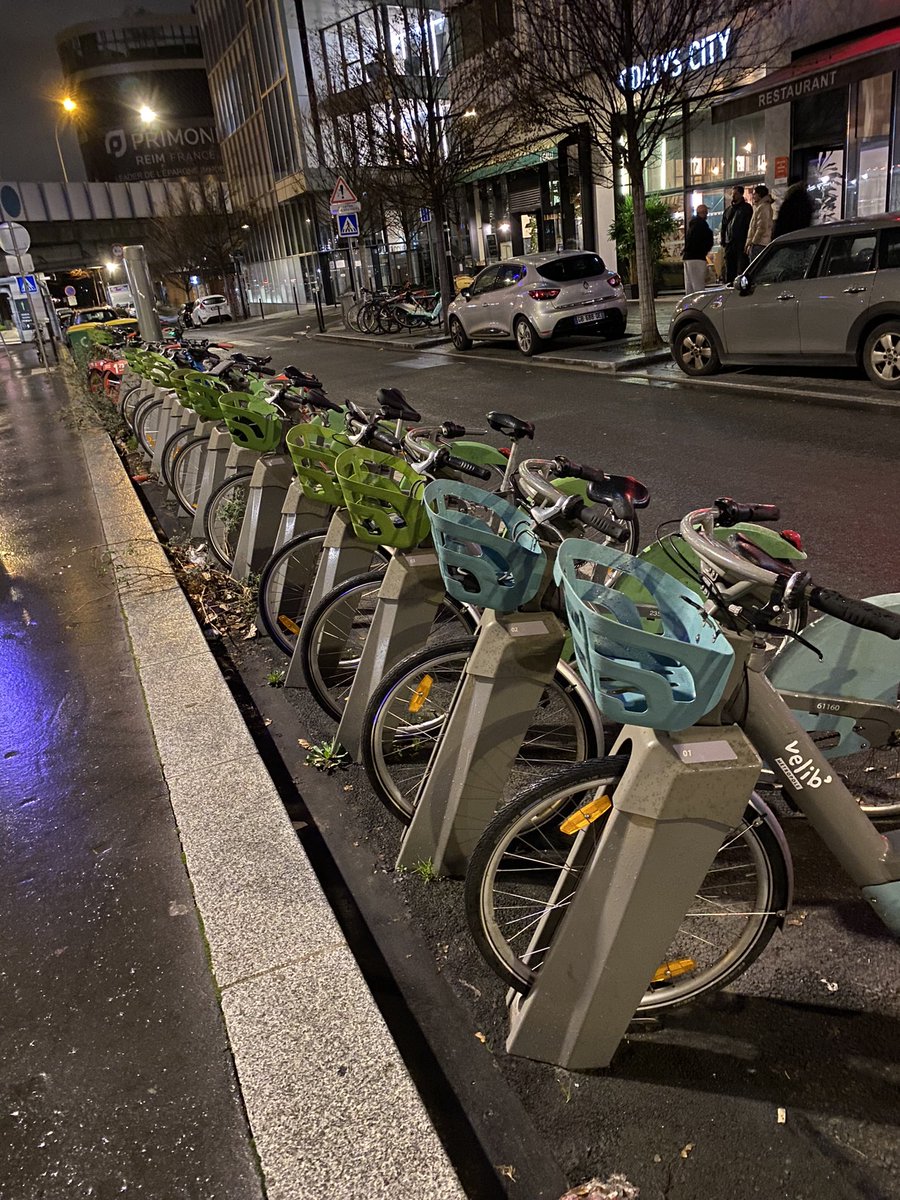 #VelibPasTop : et encore un nouveau record ce soir rue Helene et François MISSOFFE  : 14 Velib, zéro en état de marche, qui dit mieux ?  @Velib @UsagerVelib