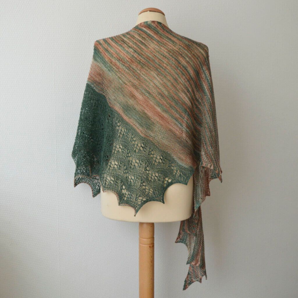 #FlashbackThursday A couple of years ago, I designed Green Jasper. For me, it has that optimal balance between mindless knitting, and a tad more complex lace 😃 lavisch.com/site/green-jas… #LaVischDesigns #Knitting #KnittingPattern #ShawlKnitting