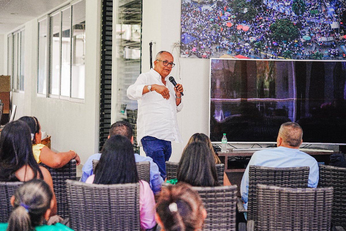 OscarBarretoTol's tweet photo. #SonLosHechos/ En los talleres de la Escuela de Gobierno siempre les recomendamos a los alcaldes de los municipios la importancia de rodearse de funcionarios que ofrezcan soluciones y prioricen temas estructurales que permitan el avance de su municipio. https://t.co/e8fhxoZ7AB