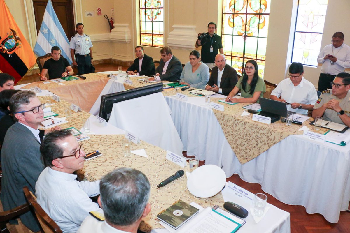 MinInteriorEc's tweet photo. 🚨 #Guayas | La ministra de Interior(e), @Palencia3Monica, acompañada del Pdte. @DanielNoboaOk y otras autoridades, participó en el Consejo de Seguridad Pública y del Estado, abordando los avances vinculados al #PlanFénix y la seguridad en el país. https://t.co/yWHKLulh1W