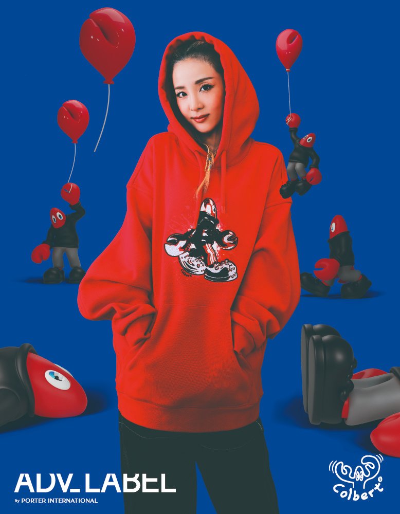 Qinister_'s tweet photo. 🧵1/3 
As 2023 draws to a close, @thelobstars and @philipcolbert had done so much, i feel that it needs to be highlighted. So stay comfy as we dive into what was done in 2023! 

Collaborations

🐭Disney 100 x Philip Colbert 🦞
Celebrating Disney's centennial with Colbert's 'Lobster Mickey' collectible in Macao, blending iconic pop culture with his artistic vision. 

⚽AS Roma x Philip Colbert 🦞
 The collaboration with AS Roma introduced stylish soccer jerseys with his signature Lobster print, along with a special AS Roma-themed Lobster collectible, merging sports passion with artistic flair. 

👗ADV_Label by Porter International x Philip Colbert 🎨
In the fashion realm, ADV_Label teamed up with Colbert to unveil a line which also features @thelobstars on the highly anticipated Bomber Jacket! Modeled by the iconic Sandara Park @krungy21 of 2NE1, a fusion of high fashion and Colbert's renowned style. 

Many more collabs that had happened and this are the few that i felt is the most commendable!