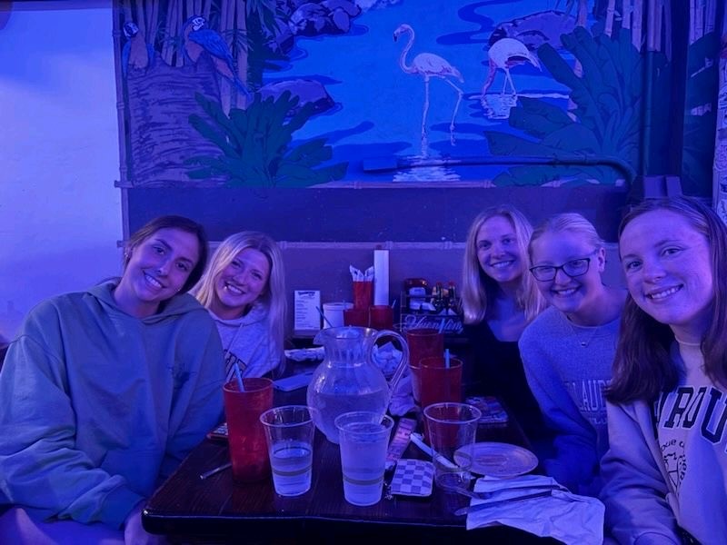 PurdueWSwim's tweet photo. Enjoyed dining together throughout our stay in Fort Lauderdale. #BoilerUp #TrainingTrip https://t.co/8ZeRSbt1eO