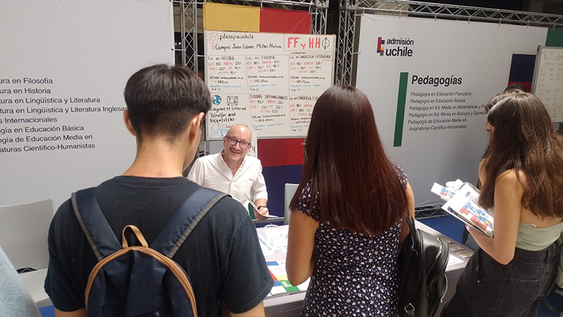 ieiuchile's tweet photo. 📌📌El Director de la carrera de #Internacionalista y académico del @ieiuchile, @FedericoRG, participa en la "Semana de las y los Postulantes" de la @uchile. El prof. Rojas está brindando orientación a los futuros #mechones de la Licenciatura en Estudios Internacionales. https://t.co/34kLfMtMz6