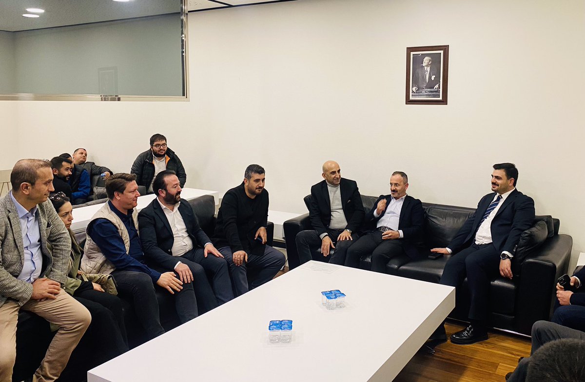 suleymanartci's tweet photo. Bir dizi programlar gerçekleştirmek üzere İzmir’e gelen, Gençlik Kolları Genel Başkanımız , İzmir Milletvekilimiz , Kıymetli Başkanımız , İzmir’in Gururu Eyüp Kadir İNAN’ı Havalimanında Karşıladık.
@eyupkadirinan https://t.co/NKuDKfHwS7