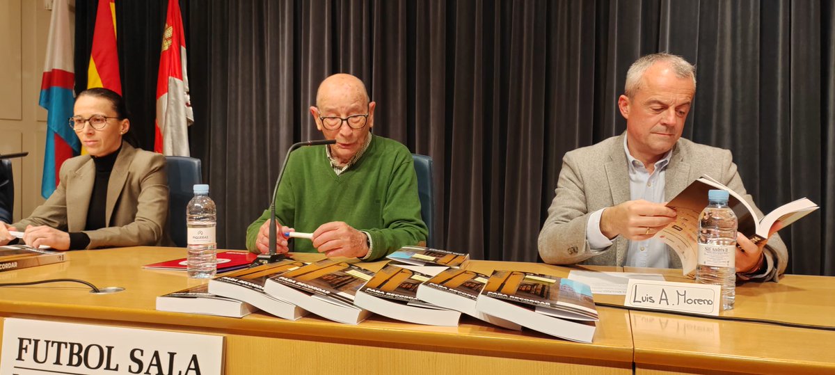 8Bierzo's tweet photo. Eloy Hoyos Rueda presenta en la Casa de la Cultura de Ponferrada el libro 'Para recordar'. Un texto en el que repasa los momentos gloriosos del fútbol sala ponferradino que llegó a militar en la máxima categoría de este deporte en la década de los años 80. https://t.co/jQYel1h2Bk