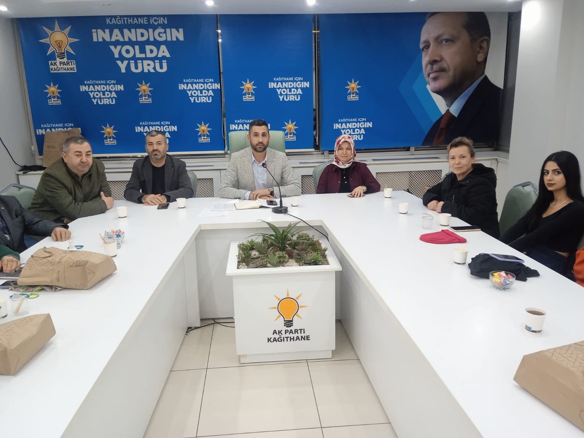 📍Merkez Mahallesi 

Haftalık Olağan Yönetim Kurulu Toplantımızı Gerçekleştirerek Gündeme Dair Değerlendirmelerde Bulunduk.

İlk Günki Aşkla #Yenidenİstanbul Diyerek Çalışmalarımıza Hız Kesmeden Devam Edeceğiz.

<a href="/osmannnurika/">Osman Nuri Kabaktepe</a> <a href="/DrSerkanCntrk/">Dr.Serkan Canturk</a> <a href="/MevlutOztekin/">Mevlüt Öztekin</a> <a href="/TalhaTaflan/">M.Talha Taflan</a>