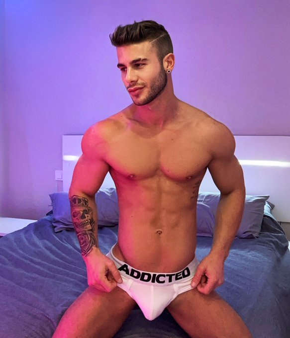 Mi cama está llena de buenas intenciones, y de muy "malas" ideas...
@addicted_offic !  
10% OFF CODE