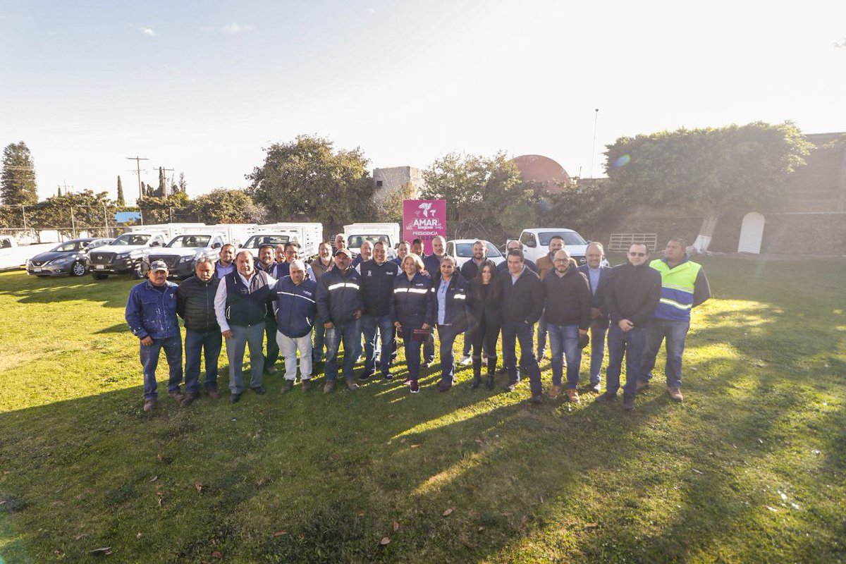 RobertoCabreraV's tweet photo. 👉Arrancamos esta día con la entrega de nuevas unidades para la @JAPAMsjrqro, acción que fortalecerá el servicio y atención y así continuar defendiendo la calidad de vida de los sanjuanenses. 🚍🙌✨

#EquipoSJR https://t.co/2KcooPT4Oa
