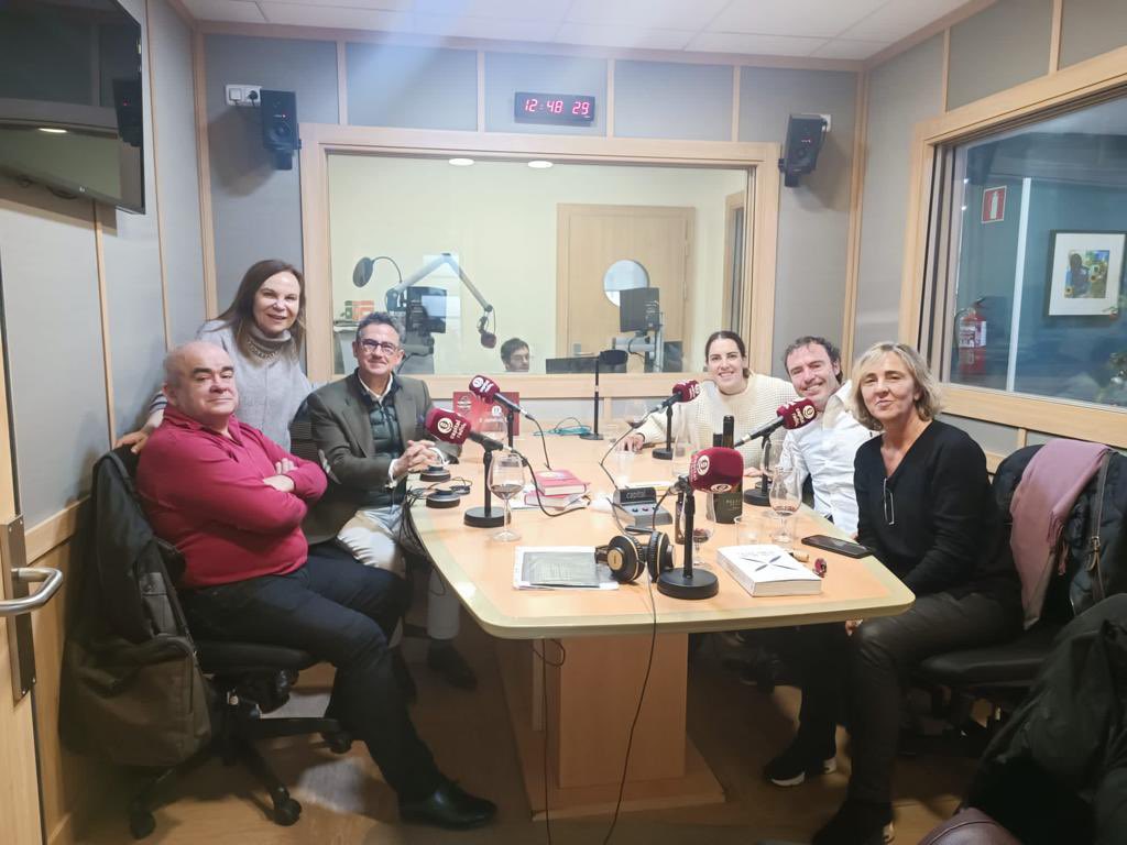 ¡Hoy hemos estado hablando de la Guía EVOOLEUM en el programa Mesa y Descanso de Capital Radio!