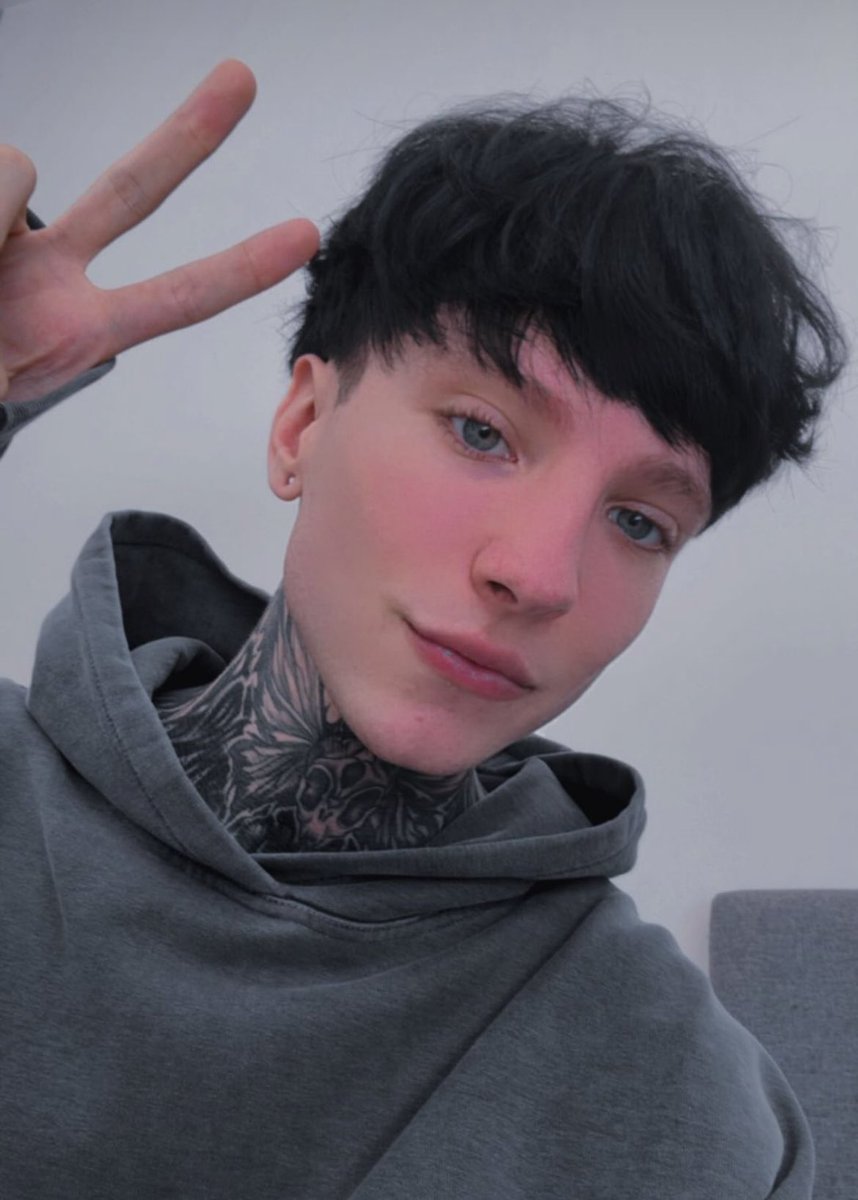 tearofcry's tweet photo. NOOOOO ósea no se ve mal
pero el pelo largo siempre será superior 😭😭😭 https://t.co/IyBCYCWsmH