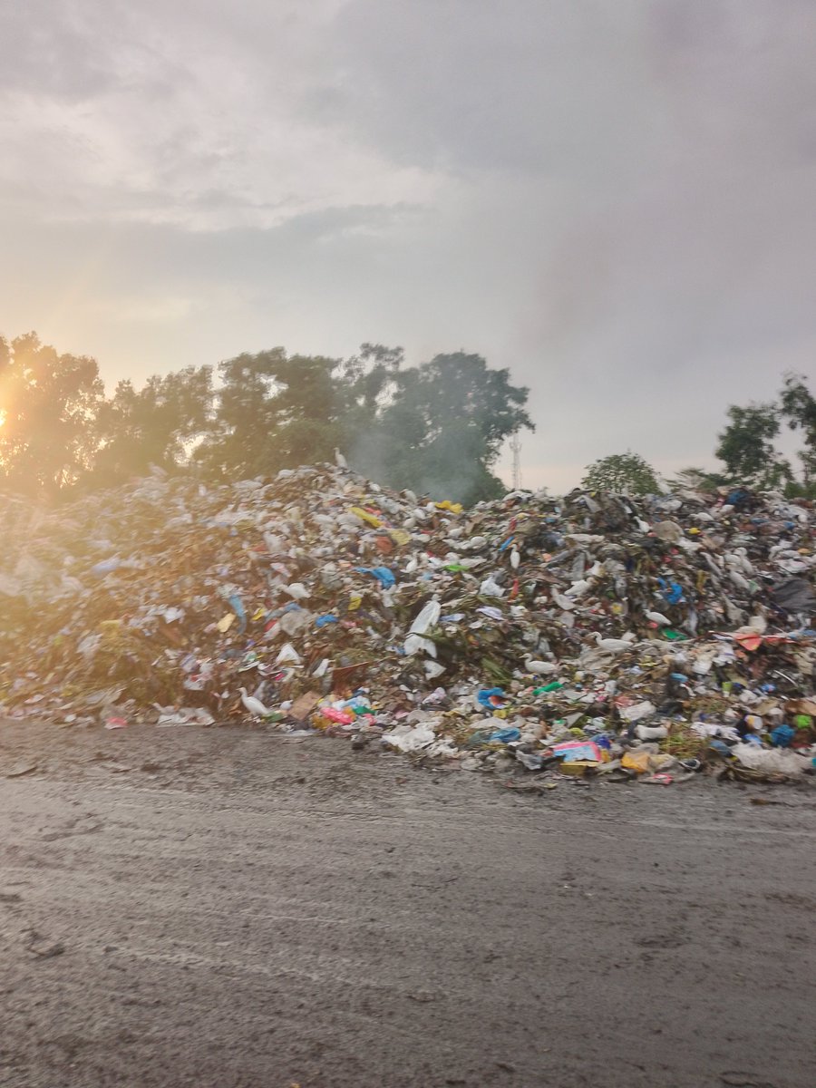 jbope2738's tweet photo. Nonobstant l'intervention de plusieurs chaînes de télévision à l'instar de la #RTGA , #CANALKIN ... Ect , la route BOKASA devient de plus en plus délabrée. 

  @SagesseNgituka   @NgobilaM                               @LamikaJoel @rabbyepala1 @MechackIlunga5 @amisso https://t.co/ZjM95OV4pM