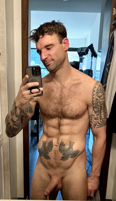 I just showered 💦 what u up to? 👀 https://t.co/O5X6t2zQ5W