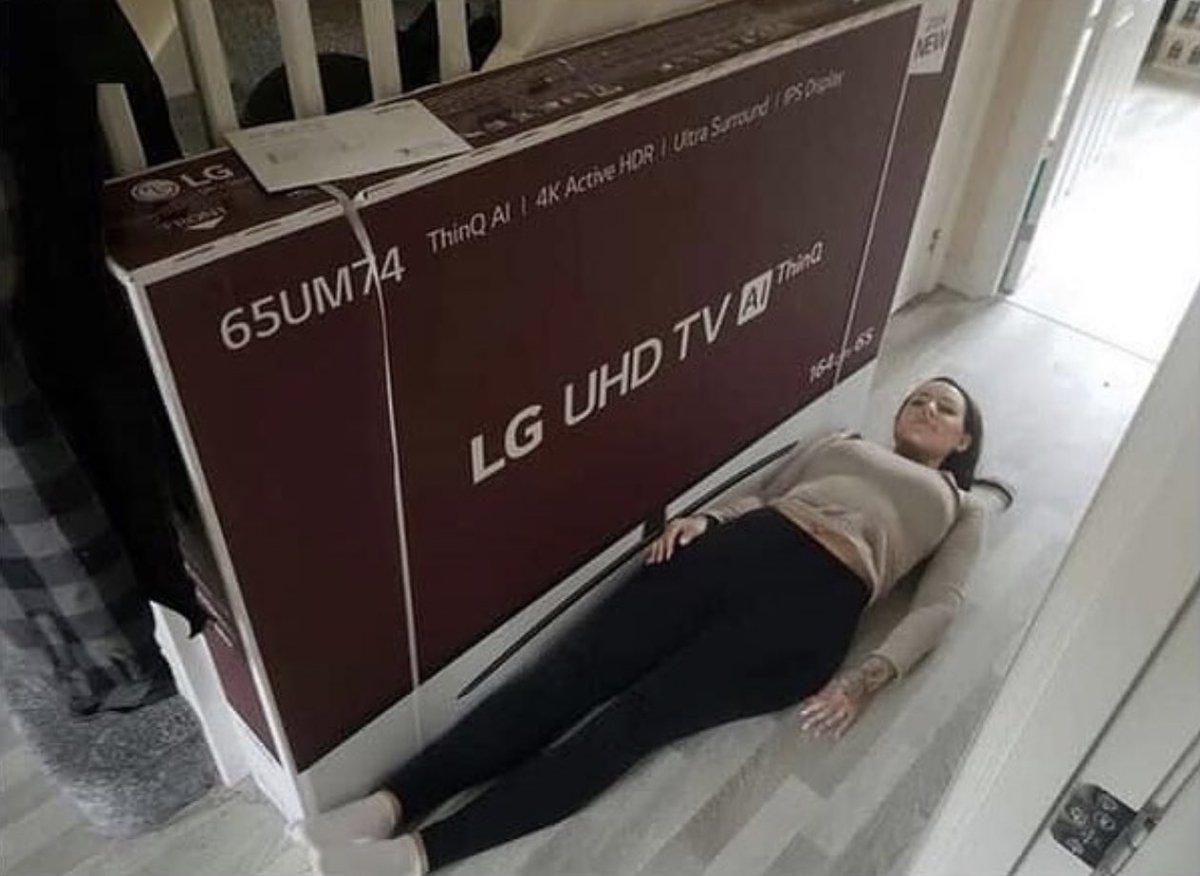 eeevunkump's tweet photo. Veličina novog modela LG tv-a u poredjenju sa mašinom za sudove. https://t.co/JXhHpDD2Pv