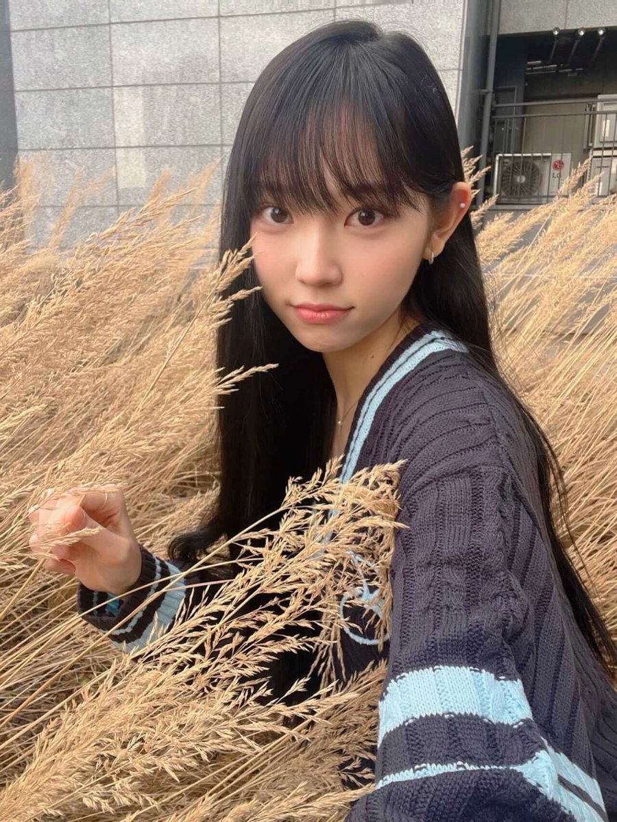 illeeys's tweet photo. 1 month since youngseo’s latest update on weverse and 1 month since she last posted a solo selca on all of i’ll-it’s social media accounts 💔 https://t.co/fGN0FnKBs8