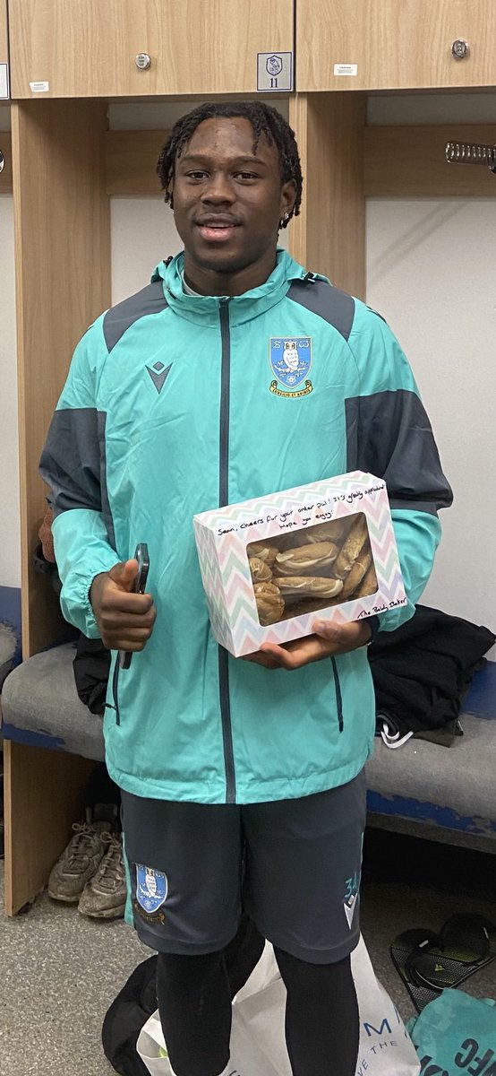 TheBaldyBakerUK's tweet photo. Huge thank you to Sean Fusire for his custom!🦉

Sean ordered a jumbo box of biscoff stuffed cookies and it’s safe to say we had another happy customer🍪

We thank you again Sean and can’t wait to see you back on the pitch very soon⚽️❤️ https://t.co/c8d0WpEhVI