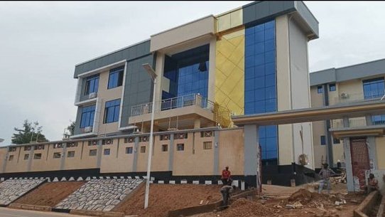 Ikiriho's tweet photo. Le bâtiment qui va abriter le consulat général du #Burundi à #Kigoma, #Tanzania se trouve dans sa phase finale. La politique étrangère du #Burundi vise à se doter graduellement des bâtiments des chancelleries &amp; résidences dans tous les pays où il a une représentation diplomatique https://t.co/runkUPIHoX
