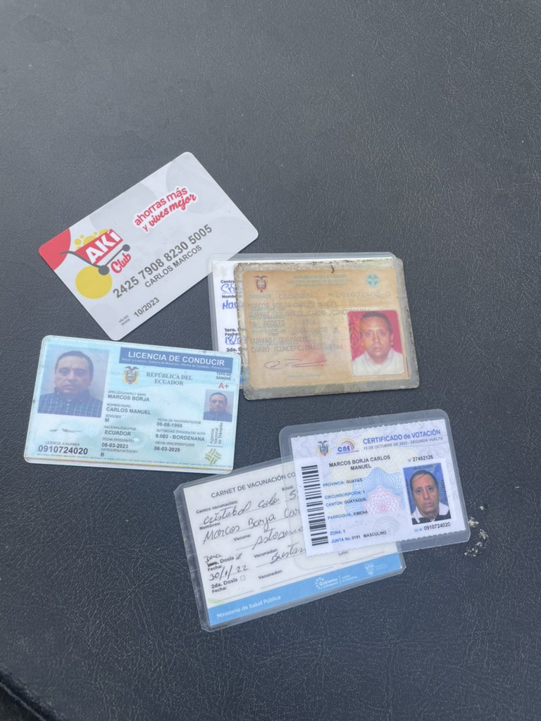 CaropimentelJ's tweet photo. Estaba de cobertura en el Cristo del Consuelo y encontré estos documentos junto a una alcantarilla. Supongo que a Don Marcos le robaron. Ya lo estuve buscando en redes y no lo encuentro. X haga su magia 🙏🏽 https://t.co/9ATwyr9YhW