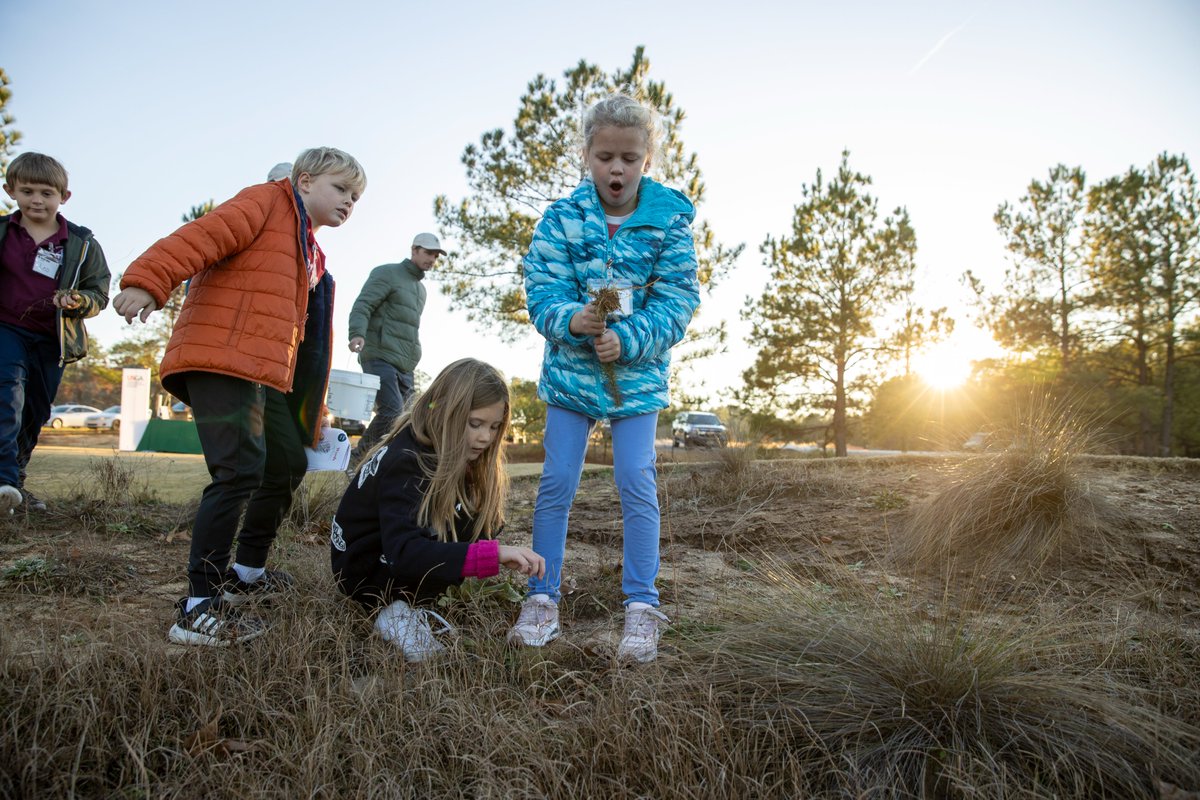 USGA's tweet photo. Present 🤝 Future

Juniors from @thefirstteesand joined students from the Greenkeeper Apprenticeship Program for an afternoon of learning at @PinehurstResort No. 10.

Learn more 👉 https://t.co/KR7692VKDp https://t.co/PEEMfoaXhM