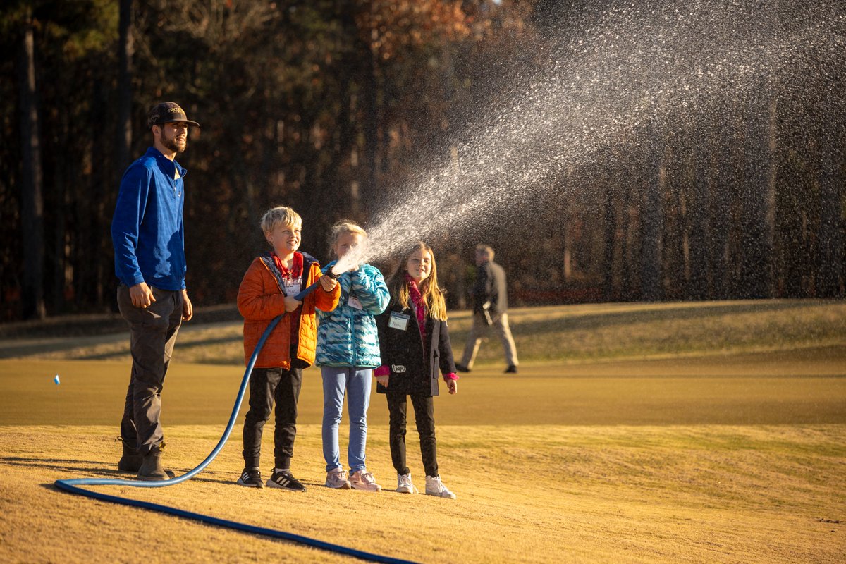 USGA's tweet photo. Present 🤝 Future

Juniors from @thefirstteesand joined students from the Greenkeeper Apprenticeship Program for an afternoon of learning at @PinehurstResort No. 10.

Learn more 👉 https://t.co/KR7692VKDp https://t.co/PEEMfoaXhM