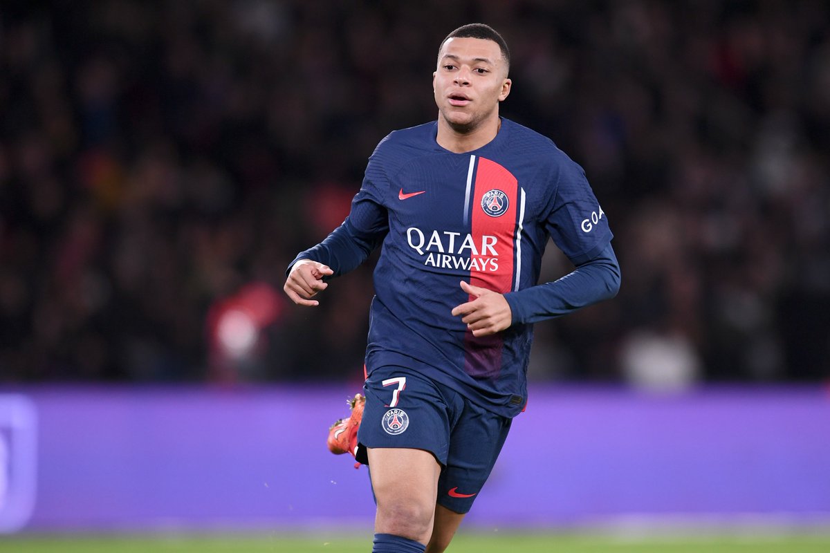 ActuFoot_'s tweet photo. 🚨 L'avenir de Kylian Mbappé pourrait être connu assez rapidement. ⏳

Le Français ne souhaite pas jouer la montre, tandis que le Real Madrid ne souhaite pas attendre. 

(@lequipe) https://t.co/MbDhzV1t8i