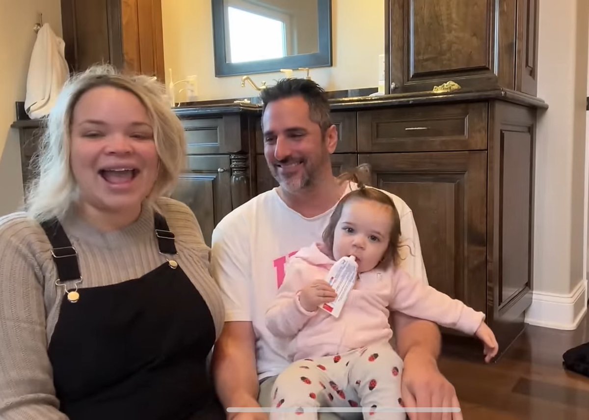 Justice4Riney's tweet photo. @sadieehadley @trishapaytas This idiot just let her daughter eat toothpaste for 15 min in a video. #Trishapaytas #WorstMomEVER https://t.co/2e65TC9oyE