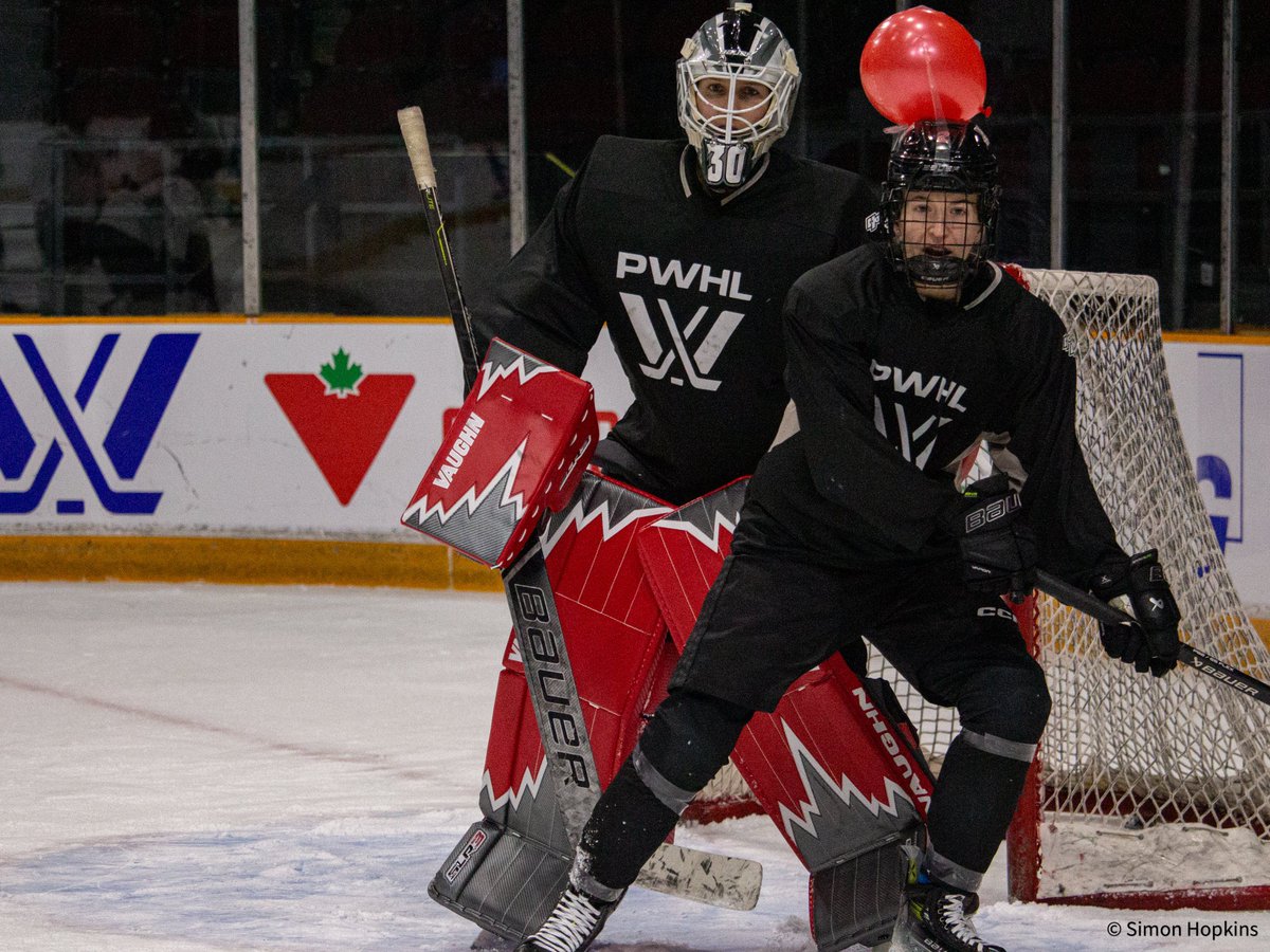 PWHLContext's tweet photo. 🎈🎈🎈

📸: @Reporter_Simon https://t.co/NZMXZsEJhl