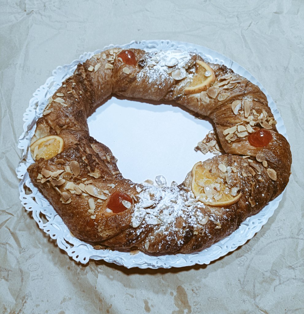 El tortellenc, el tortell de La Torna de Tortellà. 

Podria ser un embarbussament, però és un regal caigut del cel que recupera la dulça que es feia en anys reculats als masos de l'Alta Garrotxa. Ni reis, ni faves ni hòsties: matafaluga i fruits secs. È ben bo.