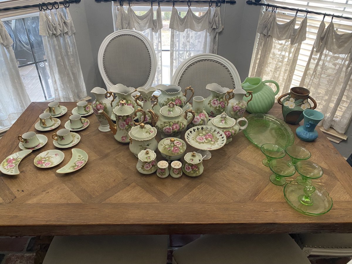 lisamightydavis's tweet photo. Today’s #epic haul! #NFS #LEFTON #antique #Roseville #vanbriggle #jadeite #uranium @pac_man_1967 #imayfaint https://t.co/DHgq1fteUT