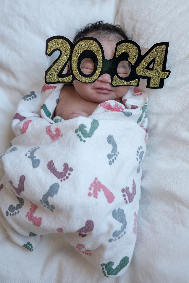 ECooperMedCtr's tweet photo. Myca Ohiaeri made a spectacular entrance at 8:04 am on January 1, 2024, making her the first baby born at East Cooper Medical Center this year. Proud parents Sierra and Christian are overjoyed at the arrival of their beautiful baby girl, weighing 8.14 lbs and measuring 20 1/2 in. https://t.co/YpqyueVUFe