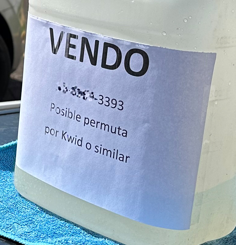 Cuando vayas de visita a <a href="/HyundaiARG/">Hyundai Argentina</a> tratá de no ir en el auto que es su rival en el Mundial de Rally. 
En el estacionamiento te pueden pasar cosas... 🙈