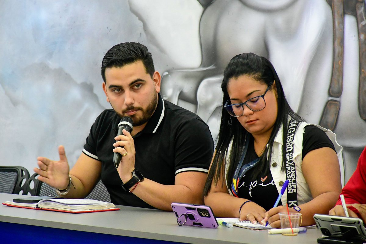 ¡Seguimos avanzando! Sostuvimos videoconferencia de trabajo con el equipo del 2do. vértice de la Gran Misión Venezuela Mujer, para el fortalecimiento y planes educativos que arrancan a partir del próximo 8 de enero. @NicolasMaduro @sandraoblitasr @WuikelmanAngelP @MPPEDUCACION