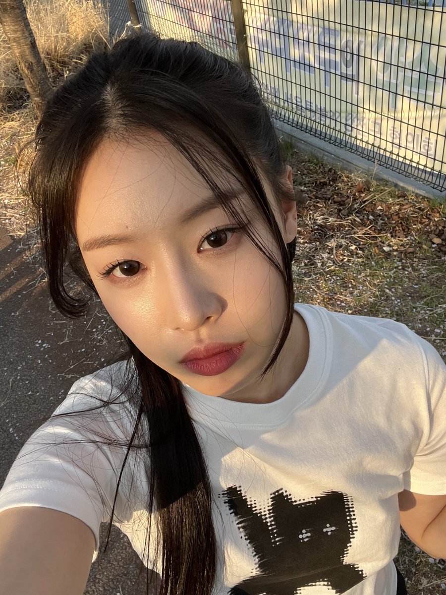 siospics's tweet photo. sunkissed jiho ☀️💛 https://t.co/21K4WeB8Wl