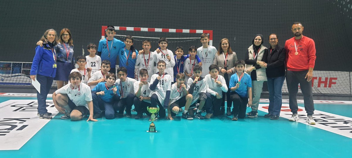 7052Sema's tweet photo. Hentbol Küçük erkek ve kızlar kategorisinde erkek öğrencilerimiz Ankara 1. si, kız öğrencilerimiz Ankara 3. sü Yıldız kızlar Ankara 4. sü olmuştur. Ö��rencilerimizi ve öğretmenlerimizi tebrik ediyor, Kırşehir’de oynanacak gurup maçlarında başarılar diliyoruz. https://t.co/coqWHOOZbV