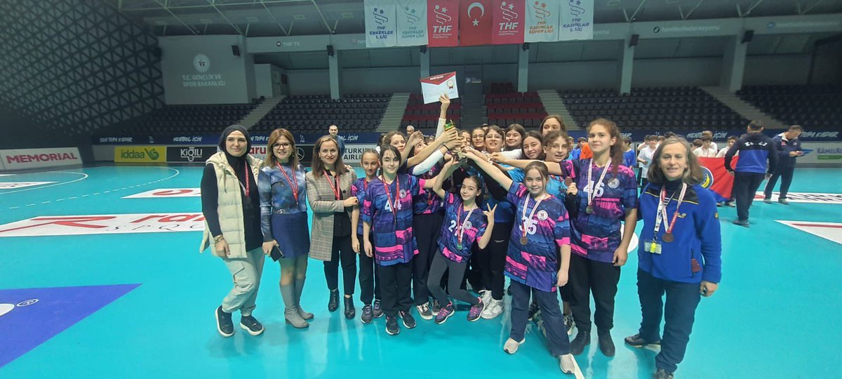 7052Sema's tweet photo. Hentbol Küçük erkek ve kızlar kategorisinde erkek öğrencilerimiz Ankara 1. si, kız öğrencilerimiz Ankara 3. sü Yıldız kızlar Ankara 4. sü olmuştur. Ö��rencilerimizi ve öğretmenlerimizi tebrik ediyor, Kırşehir’de oynanacak gurup maçlarında başarılar diliyoruz. https://t.co/coqWHOOZbV