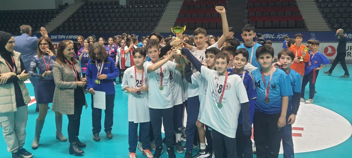 7052Sema's tweet photo. Hentbol Küçük erkek ve kızlar kategorisinde erkek öğrencilerimiz Ankara 1. si, kız öğrencilerimiz Ankara 3. sü Yıldız kızlar Ankara 4. sü olmuştur. Ö��rencilerimizi ve öğretmenlerimizi tebrik ediyor, Kırşehir’de oynanacak gurup maçlarında başarılar diliyoruz. https://t.co/coqWHOOZbV