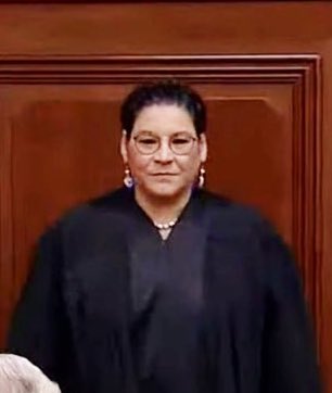 ¿Ministra del pueblo?
Eso es soberbia no centavos.

No Lenia, no fuiste electa, como hipócritamente proponen, por “el pueblo”
Ni siquiera tuviste el aval del Senado.
Eres la primera en ser designada exclusivamente por el presidente.

Y eso eres, la ministra del presidente.
Bájale