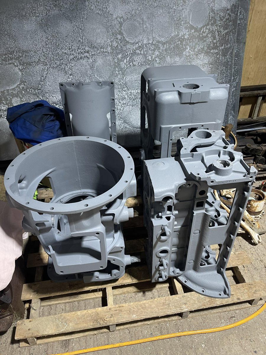 The main castings of the E27N project have been sandblasted and primed!