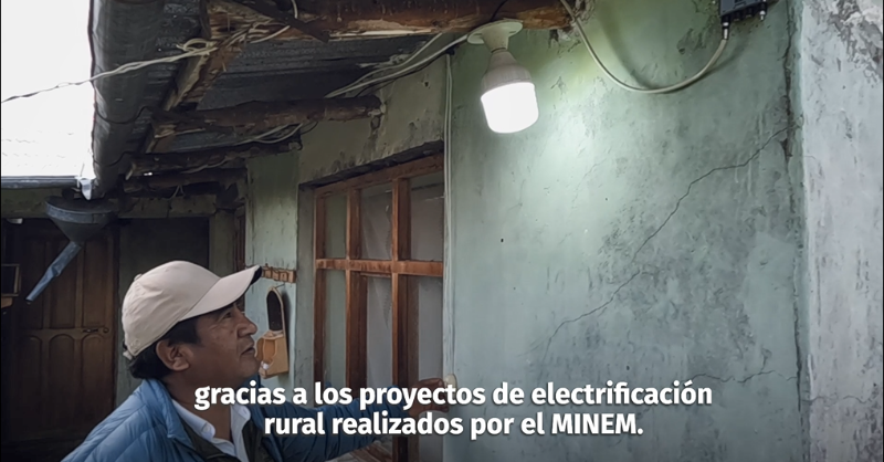 MinemPeru's tweet photo. #PUNO | 📹 Pobladores del distrito de #Calapuja destacan esfuerzos del #MINEM para llevar energía eléctrica por primera vez a sus hogares.🏠💡