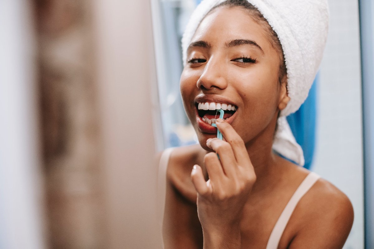 ¡Hablemos del olvidado de la higiene bucal: el hilo dental! 🦷

 No dejes que los restos se escondan entre tus dientes.El hilo dental no solo limpia, ¡previene problemas futuros! 
¡Dale a tu sonrisa el cuidado completo que merece! ✨😁
 
 #ClinicaParra #SaludDental