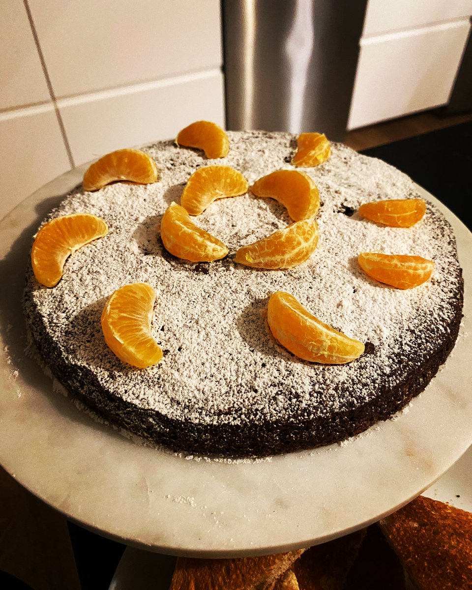 Muffin tops! Let’s get into this #tbt yummy delicious SESAME CAKE topped with powdered icing and tangerines 😋!! 

#sesame #cake #cakelover #smearedapron #dontcrowdme #foodie