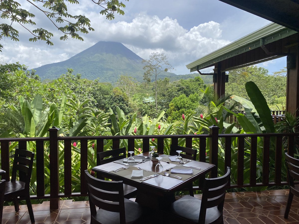 Lunch with this view of Arenal Volcano was such a cool experience. 🌋🤩