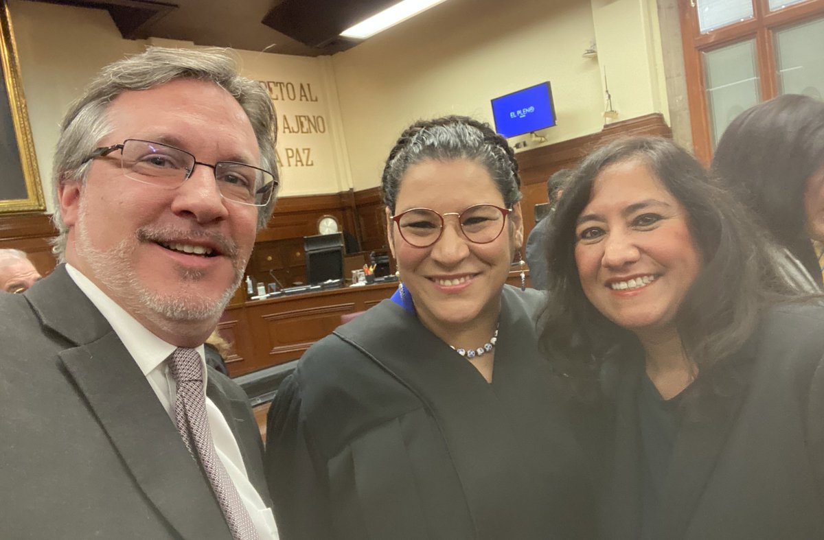 JohnMAckerman's tweet photo. Muchas felicidades a la #MinistraDelPueblo @LeniaBatres 👏🏾👏🏾

Un enorme honor y un privilegio estar presente en la histórica toma de posesión de una mujer valiente y brillante cuya presencia y participación en la @SCJN sin duda revolucionará la justicia en México.👊🏾⚖️ https://t.co/GG0mQcBDZV