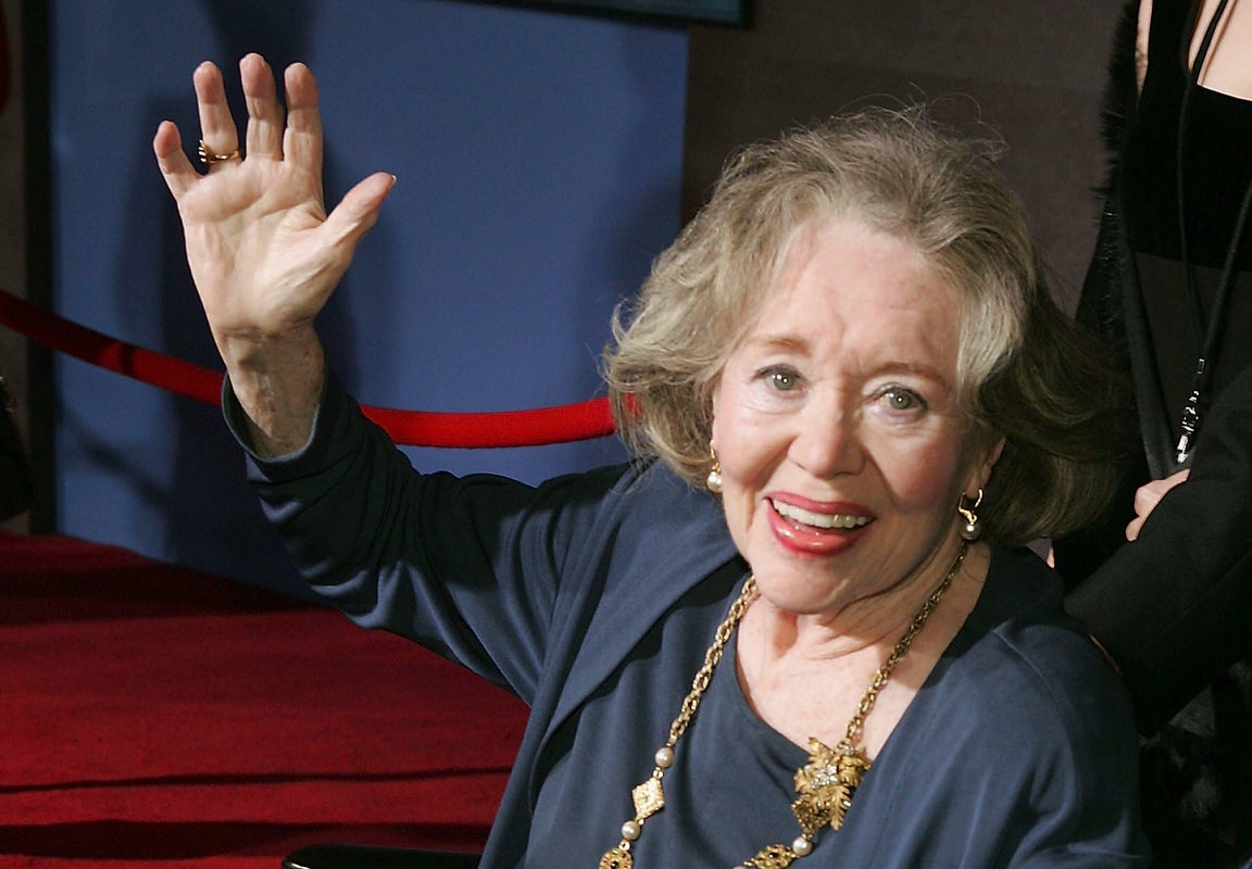 DisneyReact's tweet image. Ha fallecido a los 100 años la actriz y Leyenda de Disney Glynis Johns, conocida por interpretar a la icónica Winifred Banks en 'Mary Poppins'

DEP 🪁