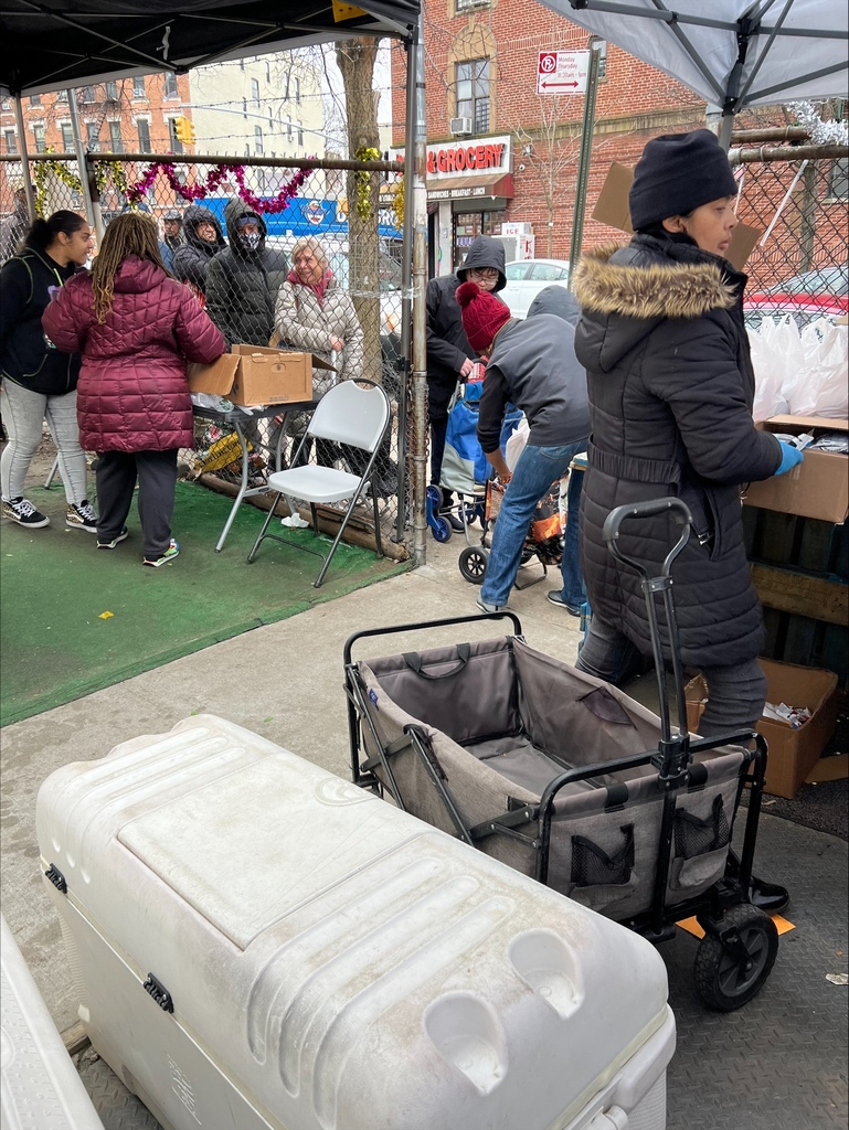 We joined Manna of Life Ministries to distribute food in the Highbridge neighborhood of the Bronx this afternoon. Get involved this year! bit.ly/3vqlRZZ

#nonprofitnyc #foodpantry #volunteer