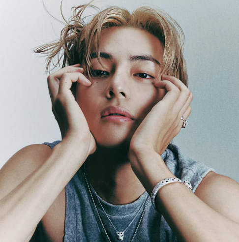 AboutMusicYT's tweet photo. Taehyung has now surpassed 2 BILLION streams on Spotify (all credits). https://t.co/VaKgcg3Kmz