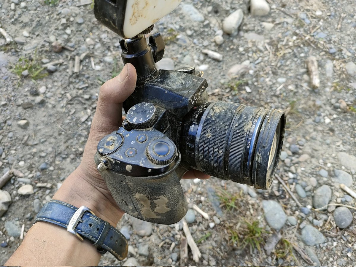 UgomekiMushi's tweet photo. 中古で5万で買ったLUMIX G8、3年使ってて海水浴びたり雨に濡れたり泥まみれになっても今まで1回も壊れてない。この1台だけで数百万稼いでくれてる。引退したらPanasonicが「名誉LUMIX名機」として表彰してほしい https://t.co/vrA7CTINai