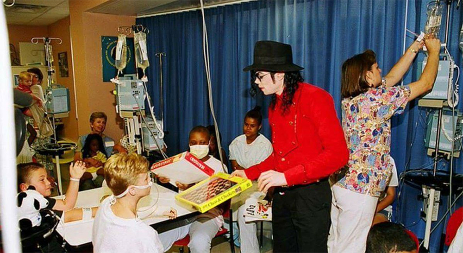 Solo para recordarles que la gente que aparece ahora en la lista de CLIENTES de Epstein son quienes quisieron acabar con Michael Jackson, el artista que más ha brindado caridad y apoyo a los niños del mundo. Karma le dicen. Nadie olvidará el bien que hiciste en el mundo, Michael.