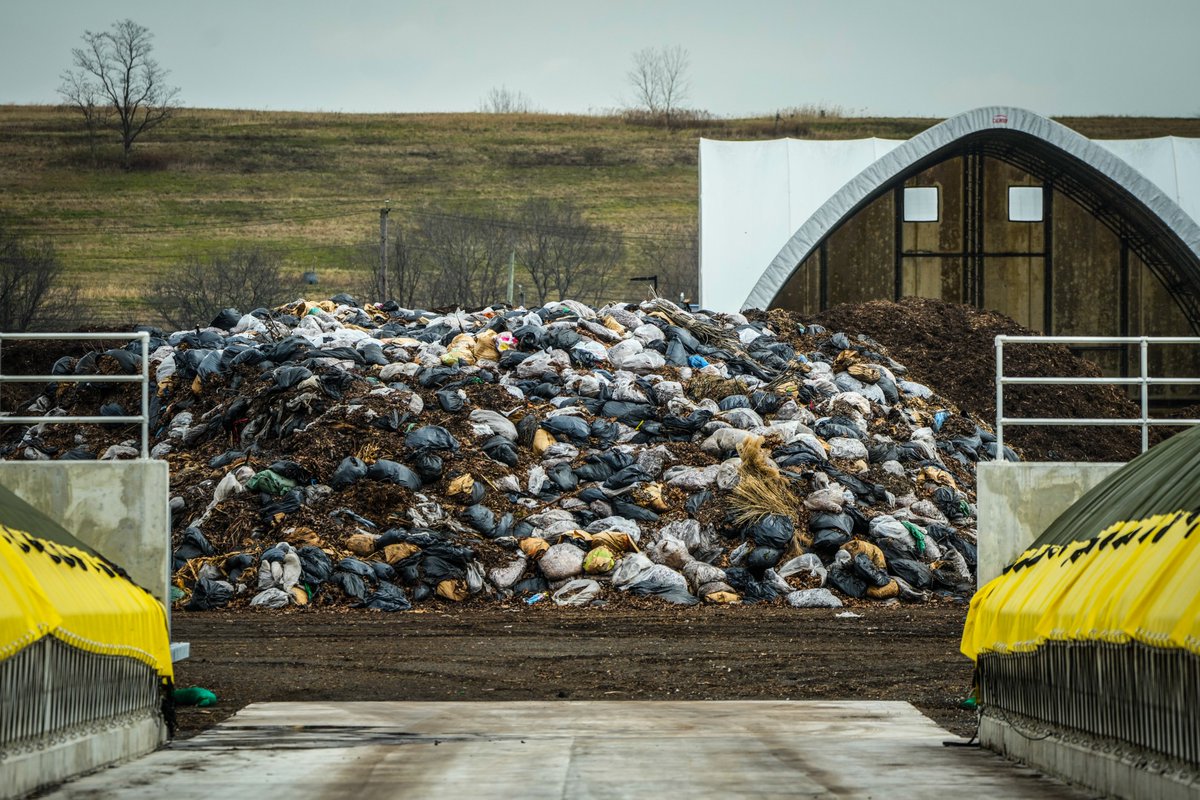 NYCMayor's tweet photo. By October 2024, every New Yorker on every block in every borough will have access to curbside composting.

Today's expansion of the @NYCSanitation's Staten Island Compost Facility will ensure that we #GetStuffClean from St. George to Tottenville.

More: https://t.co/7SU7kBazVJ https://t.co/FBkHkivW1U