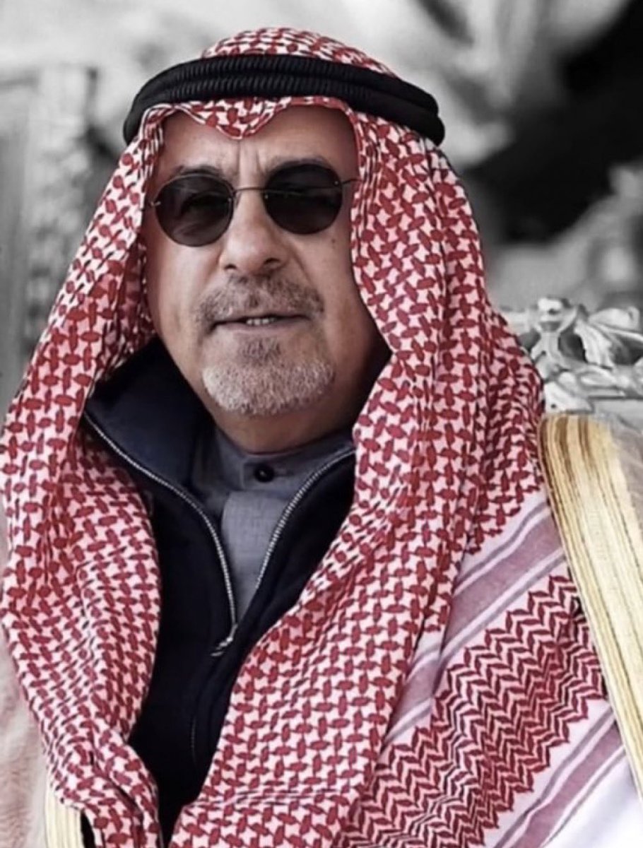 •
ما خطفنا الزاد من حلق الضعيف
ما جمعنا المــال في خبـث ومكر
ما سـرقنا حصـة الشيـخ الكفيـف
ما فضــحنا عـرض ثَيَّــب أو بكــر
ما طعنا راعـي العــرض الشــريف
ولا نجيــب الـ طاري الغايب ذكــر
ثوبنا طـــــاهر وملبــسنا نظيـــف
جـــوهــرة تاريخـــنا علـم وفكــر
•
#محمد_صباح_السالم